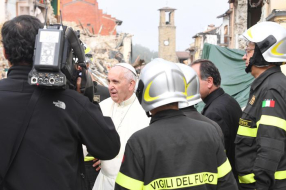 Papa Francesco in visita nei paesi del terremoto